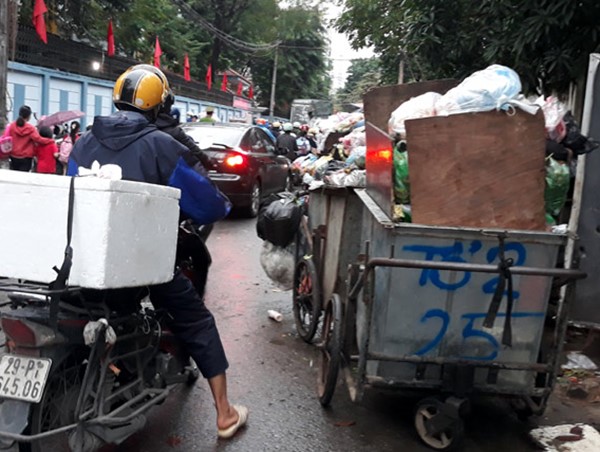 [Bạn đọc viết] Rác vây lòng đường Nguyễn Quý Đức