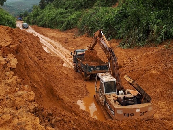 Hàng trăm điểm sạt lở núi khiến giao thông chia cắt ở Quảng Ngãi
