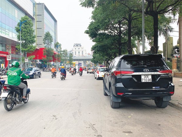 [Điểm nóng giao thông] Nhiều xe ô tô dừng đỗ sai quy định trên phố Tôn Thất Tùng