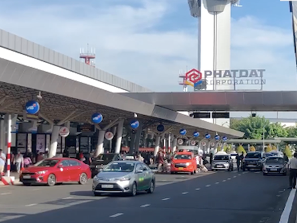 TP Hồ Chí Minh chính thức lên tiếng về việc phân làn đón khách ở sân bay Tân Sơn Nhất