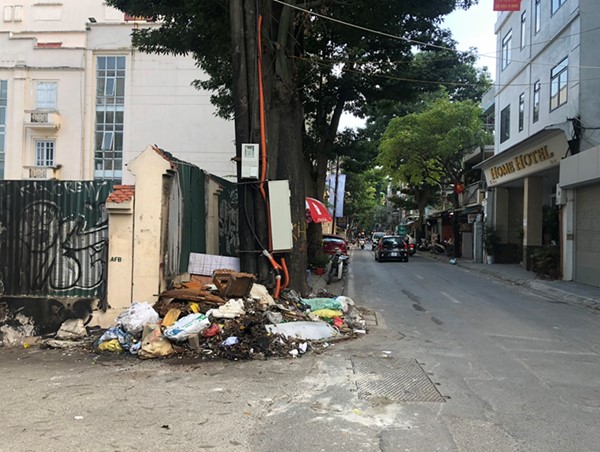 Tiếp bài "Phố Yên Phụ tràn ngập rác thải": Nhà thầu thiếu kinh nghiệm, năng lực làm vệ sinh môi trường?