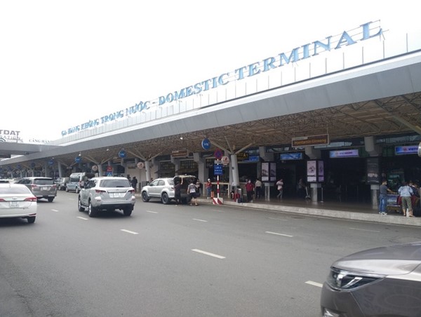 Xuống máy bay, hành khách mất cả giờ đồng hồ chờ taxi Grab để về nhà