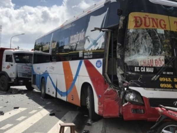 Tai nạn giao thông mới nhất hôm nay 21/11: Xe khách đâm xe tải chở đất, hành khách hoảng loạn