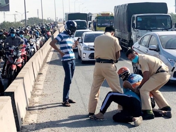 Bắt khẩn cấp tài xế xe tải cố tình đâm vào xe của Cảnh sát Giao thông