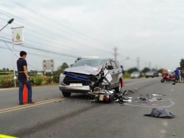 Xe máy đấu đầu ô tô, 2 người bay khỏi xe rồi tử vong trên đường đi cấp cứu