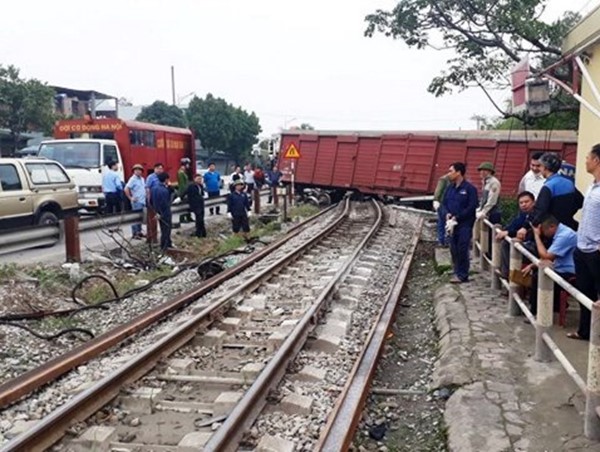 Vụ tàu hàng trật bánh: Đường sắt Bắc - Nam đã thông sau nhiều giờ bị tê liệt