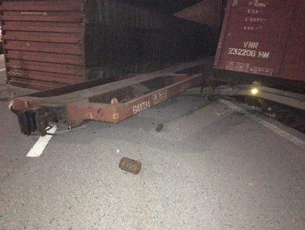 Tàu hàng trật bánh khiến đường sắt Bắc - Nam ách tắc nhiều giờ