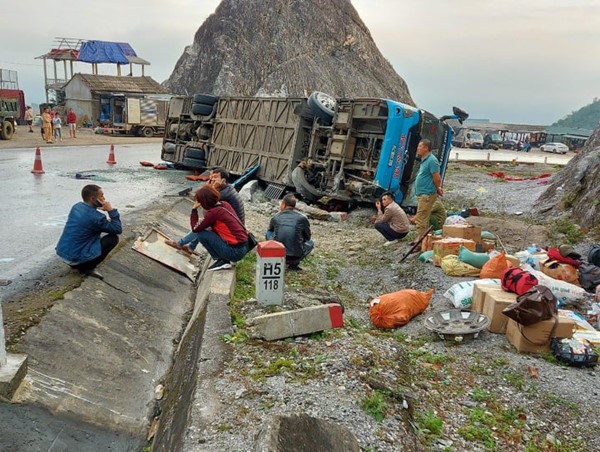 Bộ Công an chỉ đạo tập trung điều tra vụ lật xe khách khiến 2 người tử vong