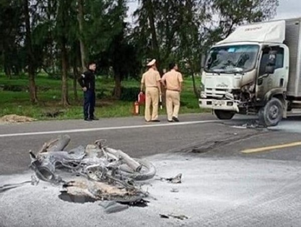 Hà Tĩnh: Ô tô và xe máy bốc cháy dữ dội sau va chạm, 1 người tử vong