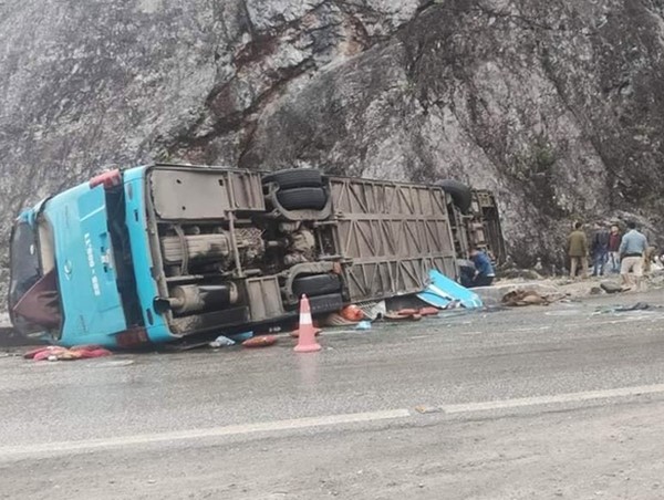 Tai nạn giao thông mới nhất hôm nay 22/11: Lật xe trên đèo, ô tô va chạm xe máy rồi bốc cháy