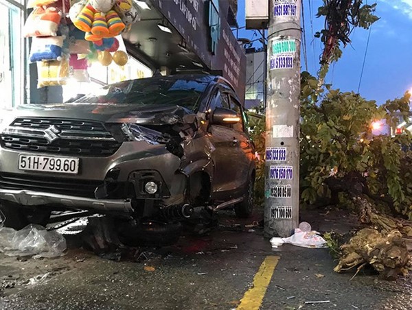 Xe ô tô “điên” tông vào nhiều xe máy và nhà dân