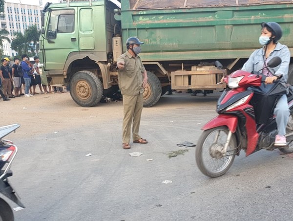 Nữ sinh viên tử vong tại đường gom Đại lộ Thăng Long sau va chạm xe tải