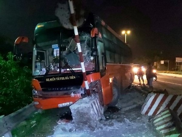 Xe giường nằm “làm xiếc” trên cầu, hành khách hú vía