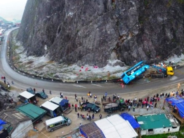 Tin mới nhất xe khách lật khi đổ đèo Đá Trắng khiến 2 người tử vong