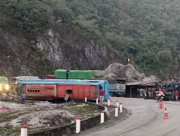 Xe khách lật nghiêng khi đổ đèo Đá Trắng, 2 người chết, 10 người bị thương