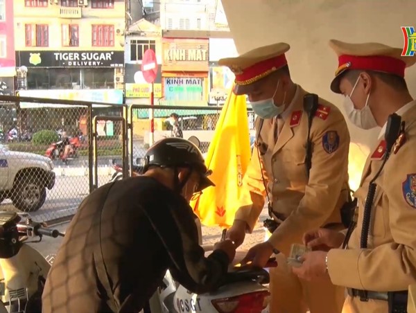 Cảnh sát giao thông xử phạt hàng loạt người đi ngược chiều tại Ngã Tư Sở