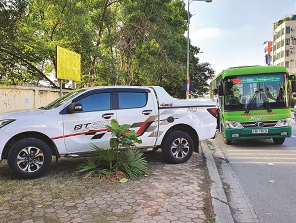 [Điểm nóng giao thông] Điểm dừng xe buýt thành bãi đỗ xe