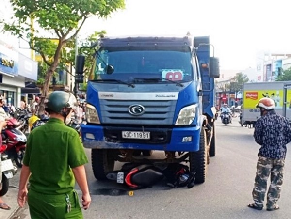 Tai nạn giao thông mới nhất hôm nay 23/11: Dừng trước đèn đỏ, cô gái đi xe máy bị xe tải đâm tử vong