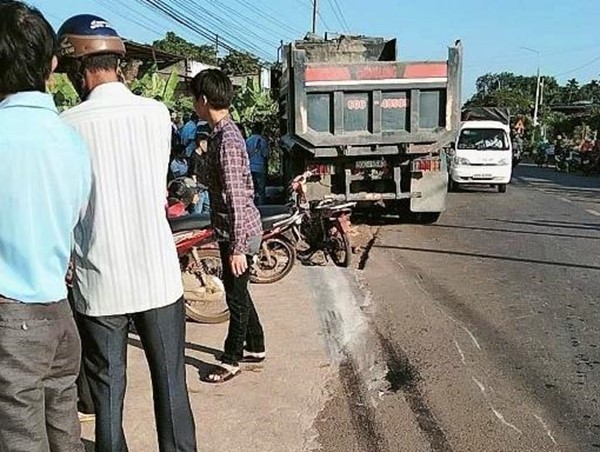 Xe ben kéo lê xe máy, người chết, người nguy kịch