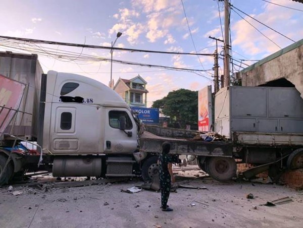 Xe container lao vào nhà dân lúc nửa đêm