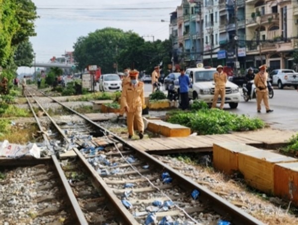 Băng qua đường sắt, người đàn ông bị tàu hỏa kéo lê 5m, tử vong tại chỗ