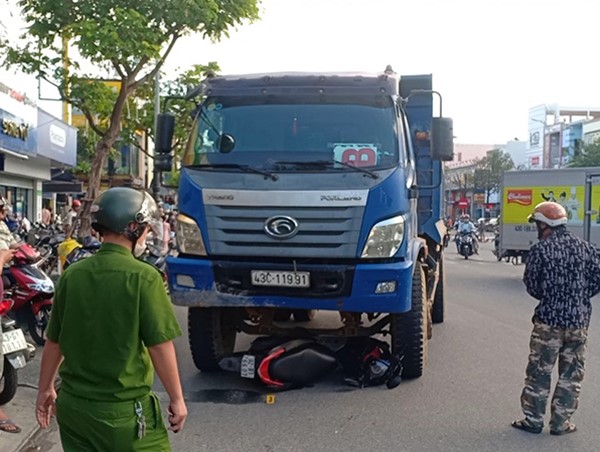 Đà Nẵng: Dừng đèn đỏ, cô gái bị xe tải cán tử vong thương tâm