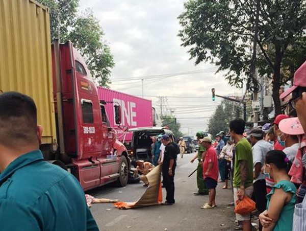 Nữ tài xế xe máy tử vong thương tâm dưới bánh xe container