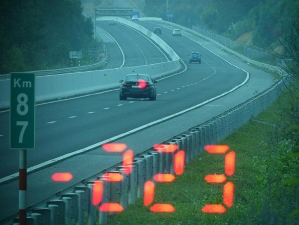 "Vội đi ăn cưới", tài xế BMW phóng xe với tốc độ 223km/h trên cao tốc