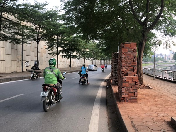 Sau 1 tháng phản ánh, tuyến đường Bưởi vẫn tràn ngập rác thải