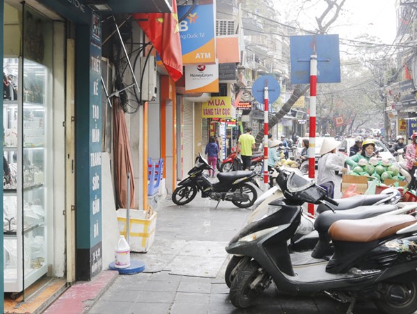 Bất cập trong công tác quản lý vỉa hè: Người đi bộ bị lãng quên