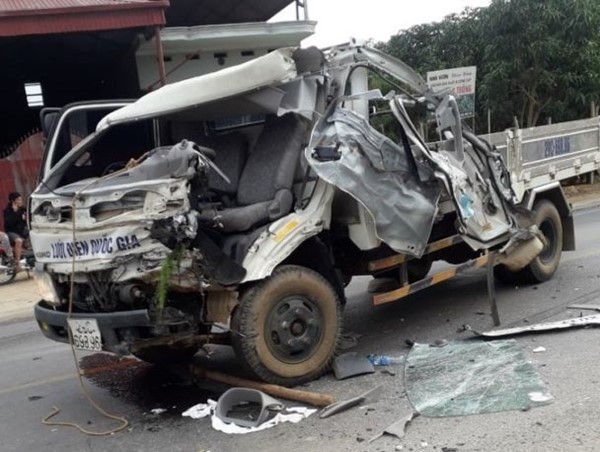 2 xe tải đấu đầu trên Quốc lộ 6, 2 người bị thương