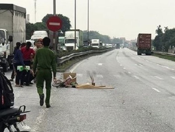 Bé gái 8 tuổi bị xe tải quay đầu đâm tử vong thương tâm