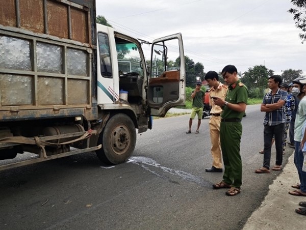 Tai nạn giao thông mới nhất hôm nay 26/11: Xe tải va chạm xe máy, 2 học sinh tử vong
