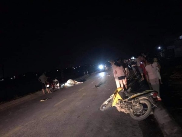 Tông trúng bò thả rông trên QL49C, 1 người tử vong, 1 bị thương