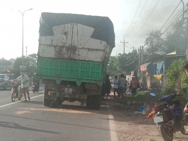 Tông vào đuôi xe tải dừng bên đường, nam thanh niên tử vong tại chỗ
