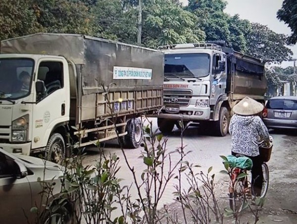 Tai nạn giao thông mới nhất hôm nay 27/11: Hai xe tải đuổi nhau kinh hoàng trên Quốc lộ 6