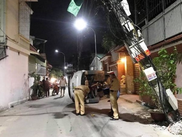 Xế hộp đâm gãy cột điện rồi lật nghiêng giữa đường