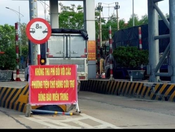 Dừng miễn phí qua trạm BOT với phương tiện chở hàng cứu trợ miền Trung từ 1/12