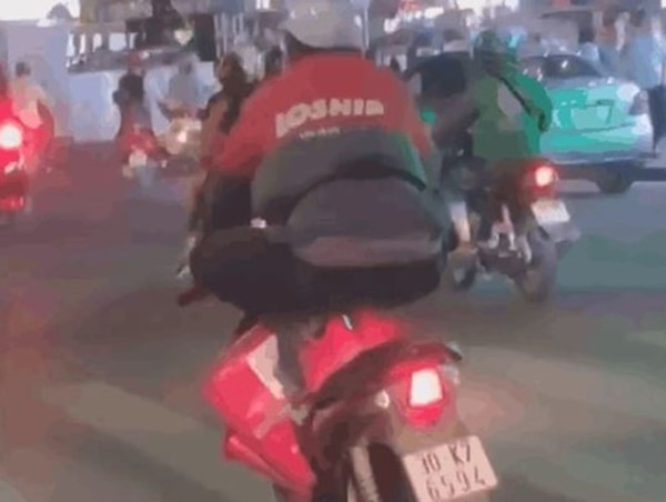 Video: Nam shipper "làm xiếc" trên đường