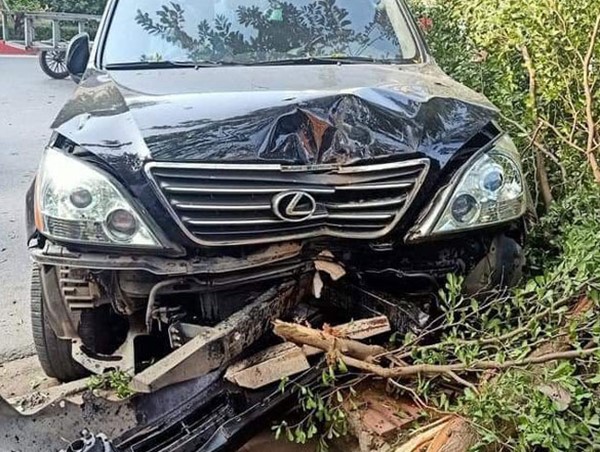 Hà Nội: Xe Lexus gây tai nạn giao thông, húc đổ gốc cây trên đường Trần Thái Tông