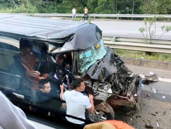 Xe khách 16 chỗ tông xe đầu kéo trên cao tốc, ít nhất 8 người nhập viện cấp cứu
