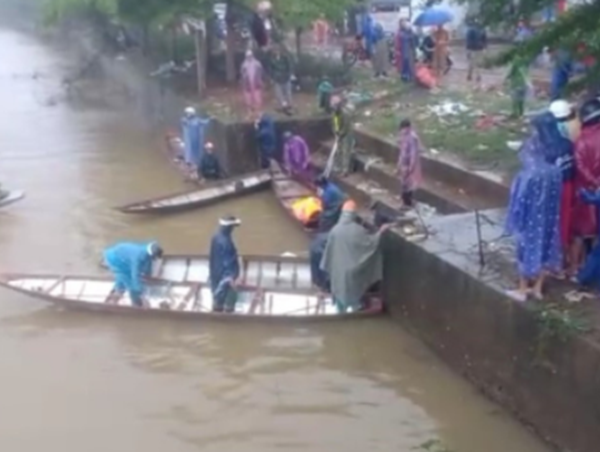 Thanh niên tử vong sau khi lao cả người lẫn xe xuống sông