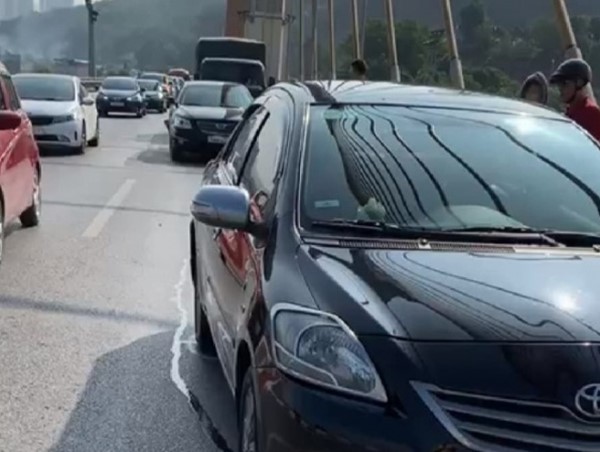 Tai nạn liên hoàn giữa 5 ô tô, cầu Bãi Cháy ùn tắc hàng cây số