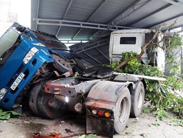 Tai nạn giao thông mới nhất hôm nay 29/11: Xe bồn chở gas gãy đôi sau khi “hạ gục” nhiều nhà dân