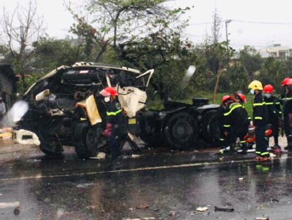 Quảng Nam: Xe đầu kéo “húc” xe ô tô đang chờ đèn đỏ, 1 người tử vong