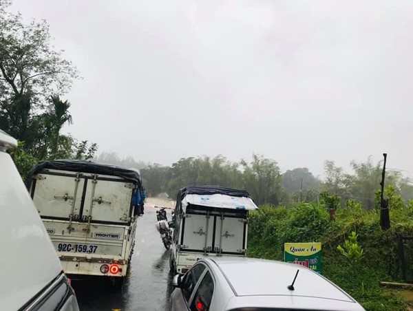 Mưa lớn kéo dài khiến Quốc lộ 40B bị chia cắt, huyện Nam Trà My sạt lở trở lại