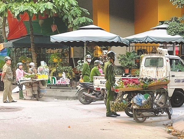 Xử lý chợ “cóc” trên phố Dương Khuê