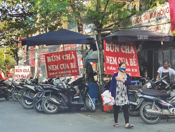 [Điểm nóng giao thông] Quán ăn lấn chiếm lòng đường, gây cản trở giao thông