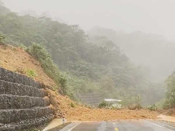 Sau sự cố sạt lở nghiêm trọng, đường nối Đà Lạt - Nha Trang lưu thông hai chiều trở lại