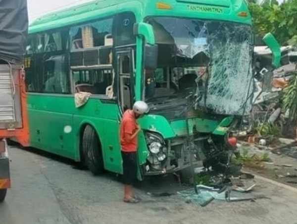 Tai nạn giao thông mới nhất hôm nay 30/11: Xe khách đấu đầu xe bồn, 6 người bị thương